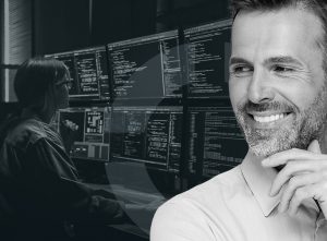 Bild eines zufriedenen Kunden vor Monitoring-Setting, Symbol für Care Services