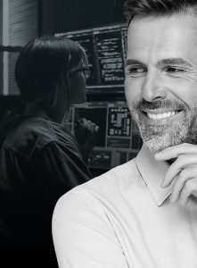 Bild eines zufriedenen Kunden vor Monitoring-Setting, Symbol für Care Services