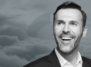 Geschäftsmann vor riesiger Cloud / Wolke